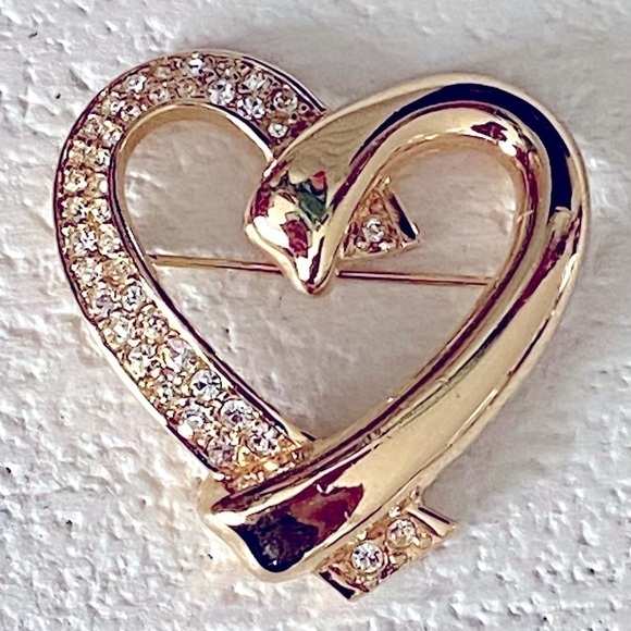 Swarovski Vintage Crystal Gold Tone Heart Pin Brooch​​​​​​​​​​​​​​ - Picture 1 of 3